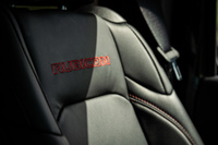 内装色はブラックのモノトーンとブラック／ダークサドルのツートンの2種類。ダッシュボードの色は、前者ではレッド、後者ではシルバーとなる。