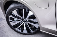 「V60リチャージプラグインハイブリッドT6 AWDインスクリプション」には19インチサイズの「5オープンスポーク」ホイールが標準で装備される。今回の試乗車はこれに235/40R19サイズの「ミシュラン・プライマシー4」タイヤが組み合わされていた。