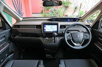 「フリードG」のインストゥルメントパネルまわり。標準モデルには、グレードに応じて2種類の内装色とシートが用意される。