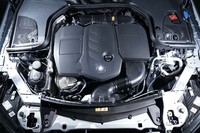 「E350deスポーツ」のエンジンルーム。ディーゼルのプラグインハイブリッド車としては、国内唯一の選択肢となる。