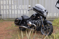 大型ツアラーをベースに装備を省いたかのような意匠が特徴の「R18B」。クルーザーモデルのなかでも“バガー”と呼ばれるジャンルに属する。