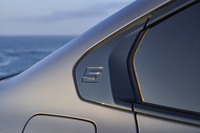 リアのドアウィンドウ後端の「ホフマイスターキンク」と呼ばれる部分には「5」のロゴが刻まれる。