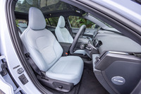 明るいブルー系の「ブリーズ」と呼ばれるカラーで、シート表皮やドアのインナーパネルがコーディネートされた試乗車のインテリア。「EX30ウルトラ ツインモーター パフォーマンス」では、フロントシートにヒーター機能が標準で装備される。