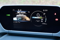 4WD車には悪路走行向けに各種制御を切り替える「X-MODE」を搭載。モードは「SNOW・DIRT」「DEEP SNOW・MUD」の2種類で、ヒルディセントコントロールやグリップコントロールなどの機能も備わる。