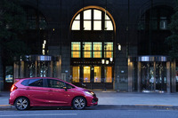 早朝の澄んだ空気の中でたたずむ「フィット ハイブリッドS Honda SENSING」。ボディーカラーは、写真の「ルージュアメジスト・メタリック」を含む全12色が選べる。