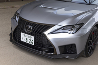 フロントにはカーボン製のリップスポイラーが備わっている。