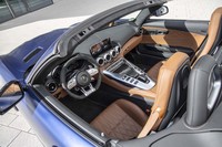 「AMG GT Cロードスター」のインテリア。ダッシュボードの中央には、10.25インチのマルチファンクションディスプレイが備わる。