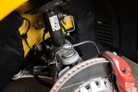 サスペンションについては、前後ともにスプリングとダンパーの減衰力を強化。その仕様は、100台限定で日本に導入された「カップ」と同じものだ。