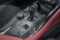 ローンチコントロール機能を備えた8段のトルコン式ATを採用。シフトセレクター前方の小物入れの上にはETC車載器が装着されているが、この使い勝手はいまひとつだった（「BMW Z4」のETC車載器はルームミラーに内蔵）。