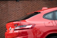 テールゲートには控えめなサイズのスポイラーが備わる。