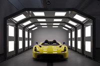 「ダラーラ・ストラダーレ」のプロジェクトが正式に披露されたのは2016年11月16日のこと。そのちょうど1年後の2017年11月16日に、約束通り実車が披露され、最初の顧客に納車された。