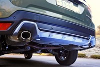 マフラーエンドは左右振り分けのデュアルタイプ。ディフューザー形状のバンパーガードも装備する。