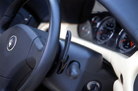 ステアリングホイール裏のシフトパドル。右側はギアアップ。