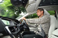 「V40 D4 SE」を運転する著者。
    