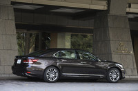 【テスト車のオプション装備】
LS600hL“エグゼクティブパッケージ（4人乗り）”：245/45R19タイヤ＆ノイズリダクションアルミホイール＝8万4000円／ナイトビュー＝31万5000円