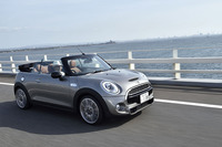 「MINIクーパーS コンバーチブル」の車両価格は397万円。試乗車のボディーカラーは「メルティング・シルバー・メタリック」で、総計88万4000円分のオプションが装着されていた。