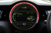 エンジン回転数の変化や走行モードの状態など、さまざまな条件に反応して色が切り替わるLED式のディスプレイ装飾。「MINIエキサイトメント・パッケージ」に含まれる。