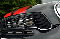 フロントグリルの「JOHN COOPER WORKS」エンブレムが、高性能モデルであることを主張する。
    