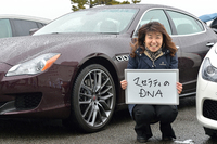 マセラティジャパンの安部麻甲さん。「マセラティのDNA」という言葉の意味を聞いたところ、「すべてのマセラティ車に共通する魅力を表してみました。どのモデルにも『このクルマで出かけるなら、スエットはやめようかな、ちゃんと眉毛描いていこうかな』と思わせる雰囲気があるんですよね」とのこと。
    