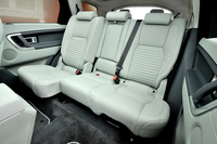 2列目シートは前後方向に160mmのスライドが可能。
    