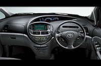 
	TOP写真は、トップグレードの「G」。下は、アエラスのインテリア。
	 