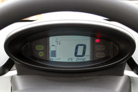 メーターのアップ。左側にはバッテリー残量が、右側には車速が大きく表示される。