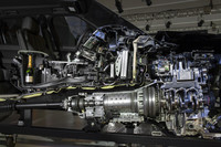 新型「レンジローバー スポーツ」のカットモデル。エンジンおよびドライブトレインの様子がよくわかる。