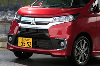 従来モデルから大幅に変更された「eKカスタム」のフロントまわり。バンパーの両端にはLEDのイルミネーションとクロムメッキの縁取りが施されている。