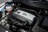 2リッター直4ターボエンジンは最高出力211ps/5300-6200rpm、最大トルク28.6kgm/1700-5200rpmを発生する。