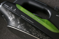 マットブラックにシルバーのプリント模様が特徴のボディー。側面には「ドイツ製」の文字も。