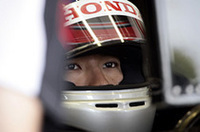 この週末、チームメイトのジェンソン・バトンを上回るパフォーマンスを披露した佐藤琢磨。予選では4番グリッドと、バトンとともにBARホンダがセカンドローを占め、期待を抱かせたが、最初のピットイン時に給油ポンプが働かず、翌周やり直し。30秒近くを無駄にし、16位完走と残念な結果に終わった。BARホンダ勢は、予選はよくても、レースではマクラーレン、ルノーにまったく歯が立たなかった。（写真＝本田技研工業）