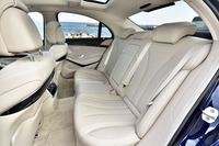 前席だけでなく後席にもシートヒーターが備わる。テスト車の内装色はシルクベージュ／エスプレッソブラウン。