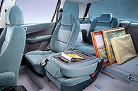 
	【写真上】「307SW」で採用された「パノラミックルーフ」と呼ばれるガラスルーフは、伝導率、光透過率を抑えスモークド処理されたラミネートガラス製。前後側面を合わせた総ガラス面積は5.34平方メートル。なんとボディ表面積の3分の1がガラスなのだという。
	【写真2番目】「2+3+2」で7人乗りを実現したSWの室内。2列目は前後に90mmスライド（中央は130mm）するほか、座面を立てて折りたたむことなどが可能だ。
	3列目はあくまで「補助席」なのだが、3点式シートベルトやリクライニング機構などはちゃんと備わる。
	 