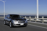 高速道路をゆく「フーガハイブリッド」。3.7リッターモデルと同等の加速性能を有しながら、その2倍近い燃費性能を発揮するとされる。