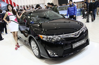 2013韓国カー・オブ・ザ・イヤーに輝いた「トヨタ・カムリ」。ちなみに2位は「BMW 3シリーズ」、3位は「ヒュンダイ・サンタフェ」と、欧州の高級車や地元の強敵を抑えての快挙だった。
    