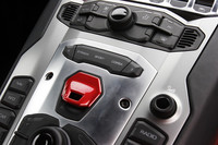 車両特性を「STRADA」「SPORT」「CORSA」の3種類から選べるドライブセレクトシステム。モード切り替えは、左右の矢印部分を押すことで行う。