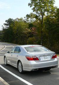 レクサスLS460 バージョンSZ lパッケージ（FR/8AT）／バージョンUZ（4WD/8AT） 【試乗記】の画像