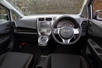 「1.5S」のインテリア。シートやステアリングホイールにオレンジのステッチが施され、スポーティな印象に。専用メーターやパドルシフトが備わるのも他グレードとの違い。
