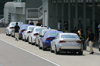 比較的周回距離の短い、ショートサーキット。スムーズなドライビングを体得するためのプログラムで走行する。
    