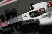 大雨による中断後の予選Q2でチームがタイヤ選択を誤り、Q3進出ならず12位に終わったザウバーの小林可夢偉。前戦のペナルティーで5グリッド後ろの17番グリッドから挽回をはかったが、入賞目前の2度目のピットストップ中、ブレーキングが遅すぎてマシンを定位置に止めることができず、ピットクルーを跳ねてしまう事故を起こした。結果、ポイント圏に1つ足らない11位完走。ピットでの事故の責任を問われて罰金も加わり、苦いイギリスGPに。（Photo=Sauber）
