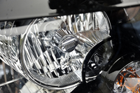 よく見ると、ヘッドランプのバルブにも「ジープ顔」のマークが。芸が細かい。
    