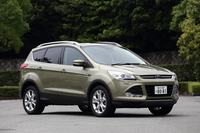 
    つり上がったヘッドランプに強調されたフェンダー、台形のロワーグリルなどは、「フォーカス」「フィエスタ」などにも見られる、フォードの世界戦略車に共通のアイコンだ。
    