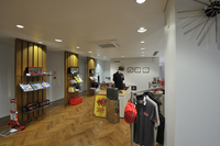 応接スペースの反対側には、カーグッズのセレクトショップ、ル・ガラージュ（港区六本木）の物販コーナーがある。