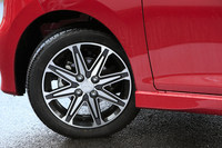 
	「eKカスタムT Safety Package」のタイヤサイズは、ほかのグレードより一回り大きな165/55R15。テスト車にはブリヂストンの低燃費タイヤが装着されていた。
	