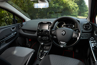 ダッシュボードは航空機の翼をイメージしてデザインされた。センターコンソールのディスプレイはオーディオコントロール用で、国内仕様ではカーナビの機能は持たない。