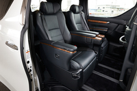 2列目の「エグゼクティブラウンジシート」。パワーリクライニングのほか、ベンチレーション機能、格納式テーブルなどが備わる。