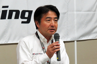 育成ドライバーの選考について説明する、トヨタスポーツマーケティング部の堀川龍雄氏。