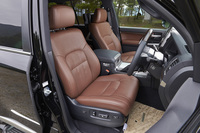 「ZX」ではシート表皮にナッパレザーを採用。シートカラーは写真の「ブラウン」のほか、「ブラック」「フラクセン」の2色を用意している。