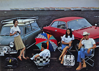 「レーシングメイト」1968年版カタログの、バッグや傘などを紹介したページから。
    