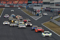 GT300クラスのスタートシーン。先頭は、No.2 シンティアム・アップル・ロータス。